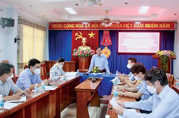 Ông Nguyễn Tấn Tuân phát biểu tại cuộc họp.